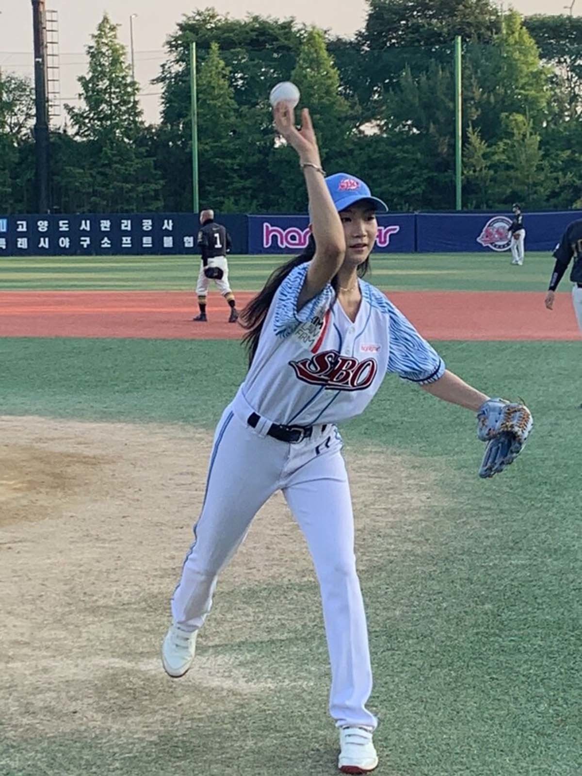 모델 임태희가 지난 23일 더킴로펌배 제19회 한스타 연예인 야구 BMB-조마조마 경기에 앞서 시구하고 있다. / 한스타미디어