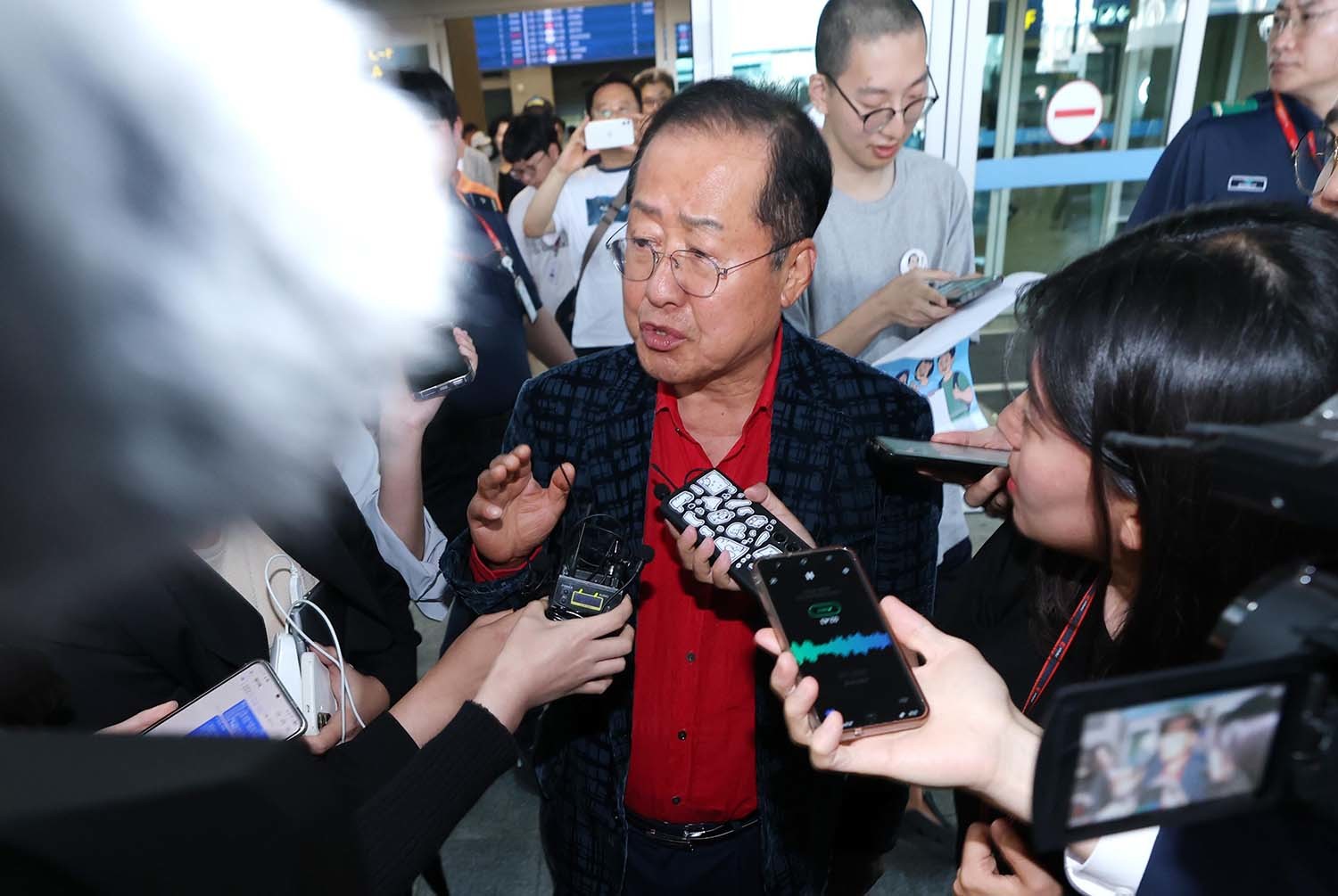 국민의힘 대선 경선에서 탈락한 뒤 정계 은퇴를 선언하고 하와이로 떠났던 홍준표 전 대구시장이 17일 인천국제공항을 통해 귀국해 인터뷰를 하고 있다. / 뉴스1