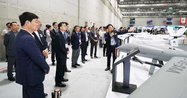 고광완 광주시행정부시장이 25일 김대중컨벤션센터에서 열린 '2025 광주미래산업엑스포 개막식'에 참석해 내빈들과 전시장을 둘러보고 있다./광주광역시 제공