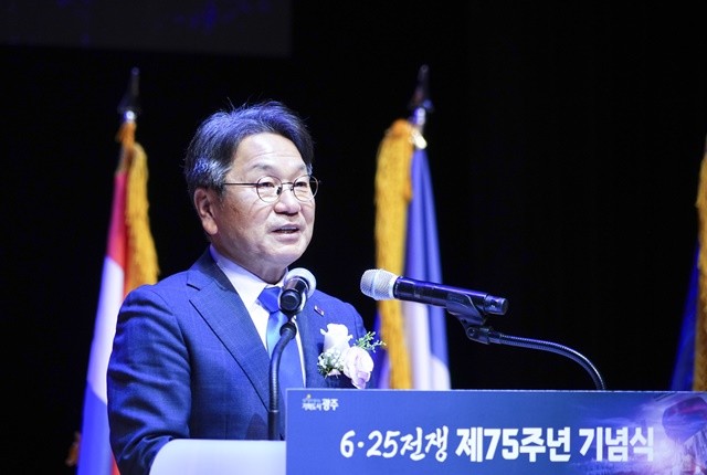 강기정 광주광역시장이 25일 남구 빛고을시민문화관에서 열린 '6·25전쟁 제75주년 기념식'에 참석해 기념사를 하고 있다./광주광역시 제공