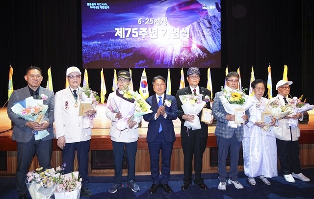 강기정 광주광역시장이 25일 남구 빛고을시민문화관에서 열린 ‘6·25전쟁 제75주년 기념식’에 참석해 유공자 표창을 한 뒤 기념촬영을 하고 있다./광주광역시 제공
