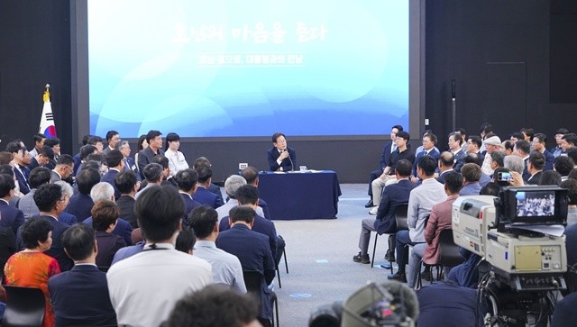 이재명 대통령이 25일 광주 국립아시아문화전당에서 '광주시민·전남도민 타운홀 미팅’을 열어 민군 공항 통합 이전 문제 등 지역 현안을 청취하고 있다. /광주광역시 제공