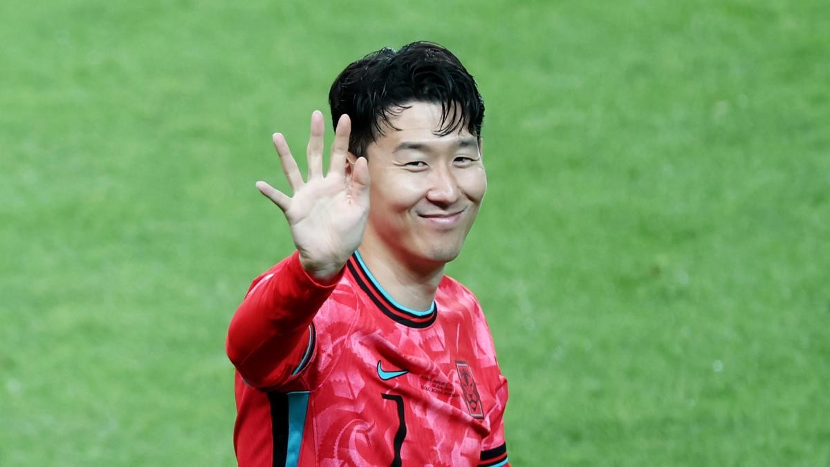 지난 10일 서울월드컵경기장에서 열린 2026 국제축구연맹(FIFA) 북중미 월드컵 아시아 3차 예선 B조 10차전 대한민국과 쿠웨이트의 경기에서 4대0으로 승리한 대한민국 대표팀 선수들이 관중석을 향해 인사하고 있다. / 뉴스1