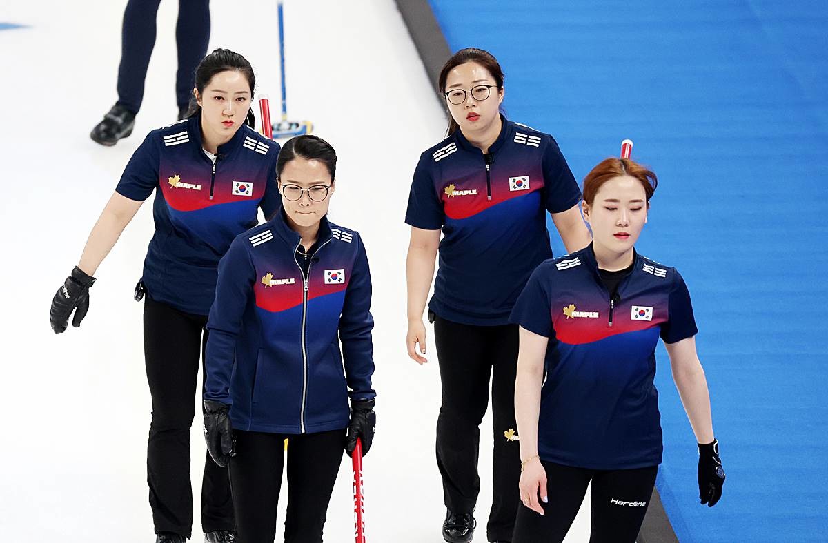 2022년 2월 17일 중국 베이징 국립 아쿠아틱 센터에서 열린 2022 베이징 동계올림픽 컬링 여자 단체전 한국과 스웨덴의 경기에서 팀킴이 4-8로 패했다. 사진은 이날 스웨덴과 접전 중 자리 이동하는 팀킴 / 뉴스1