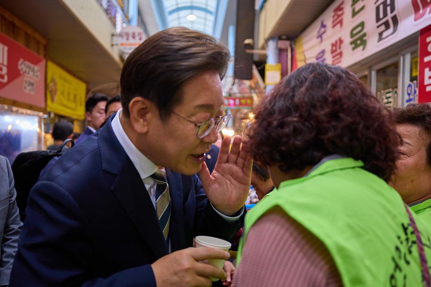 이재명 대통령이 지난 20일 울산 울주군 언양알프스시장을 방문해 상인들과 대화를 나누고 있다. / 이재명 대통령 SNS