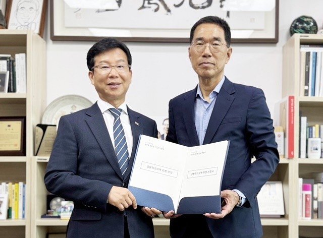 박병규 광산구청장이 지난 25일 국회에서 국회 환경노동위원회 간사를 맡고 있는 김주영 의원(오른쪽)을 만나 광산구 경제위기 상황을 설명하고, 고용위기지역 지정 협조를 요청했다.