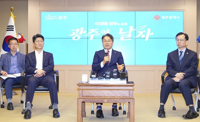 강기정 광주광역시장이 26일 오전 시청 비즈니스룸에서 열린 민선 8기 3주년 기자간담회에 참석해 3년간 소회와 시정성과를 말하고 있다. / 광주광역시 제공