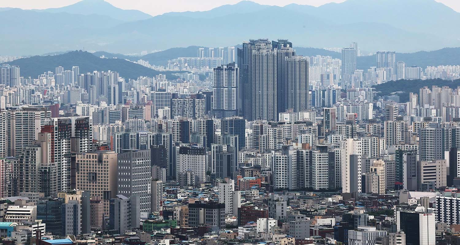 24일 서울 중구 남산에서 시내 아파트가 보이고 있다.  / 뉴스1