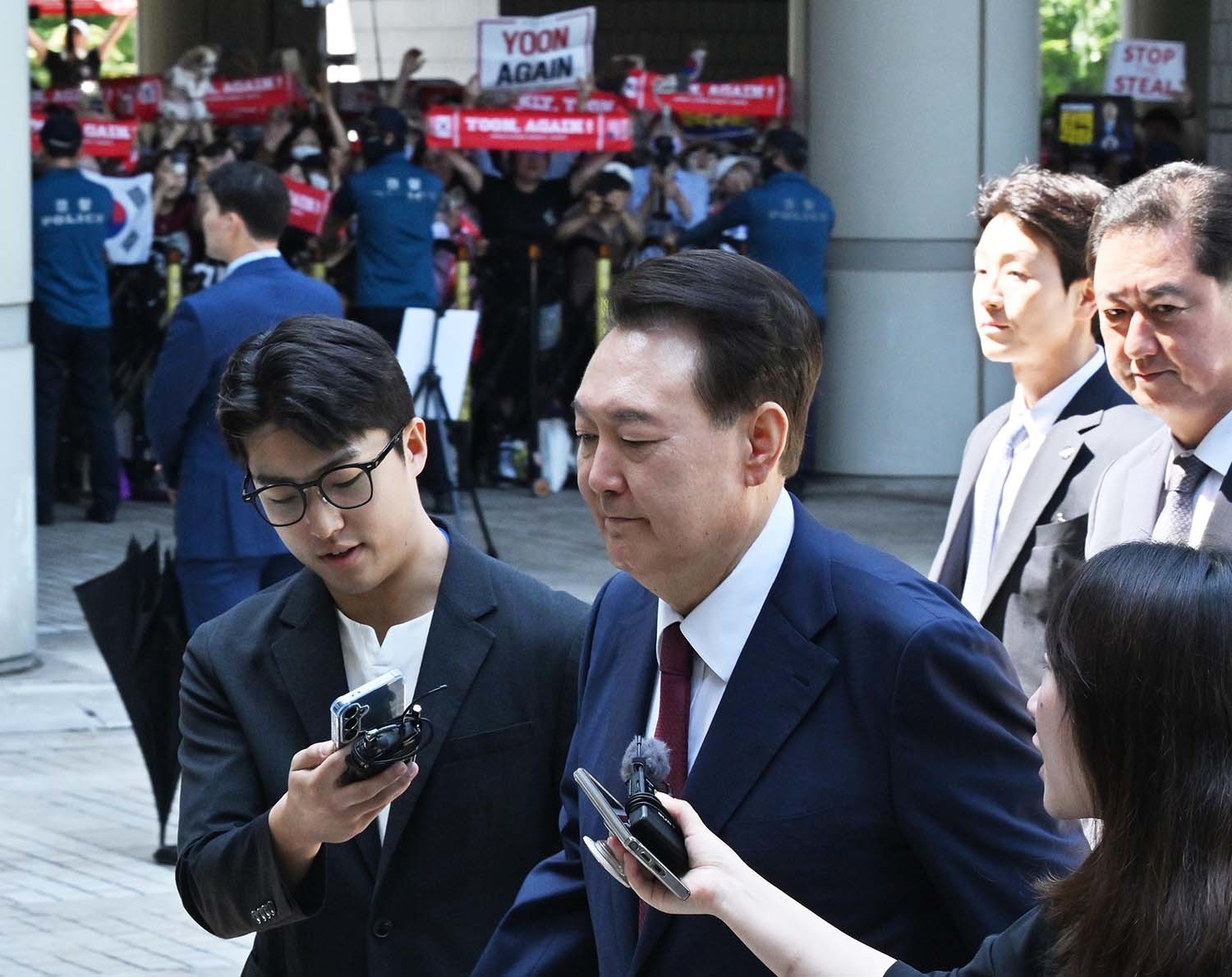윤석열 전 대통령이 23일 서울 서초구 서울중앙지방법원에서 열린 내란 우두머리 혐의·직권남용 권리행사 방해 혐의 사건 8차 공판에 출석하고 있다. / 뉴스1