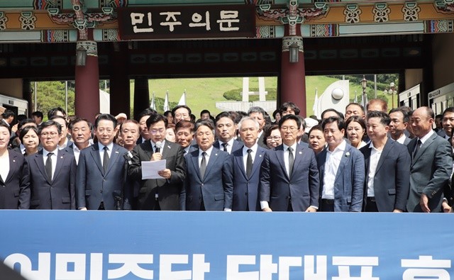 박찬대 더불어민주당 전 원내대표가 28일 광주 북구 5·18 민주묘지를 참배하고 기자회견을 하고 있다.