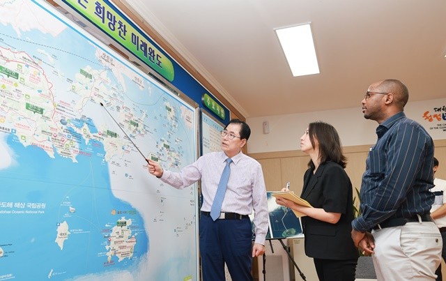 완도에 대해 설명하는 신우철 군수