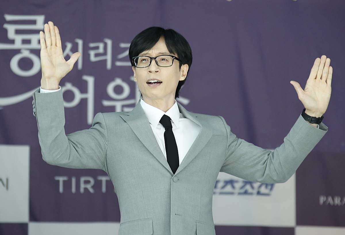 방송인 유재석이 2024년 6월 25일 인천 중구 상상플랫폼에서 진행된 제3회 청룡시리즈어워즈 핸드프린팅 행사에서 인사를 하고 있다 / 뉴스1