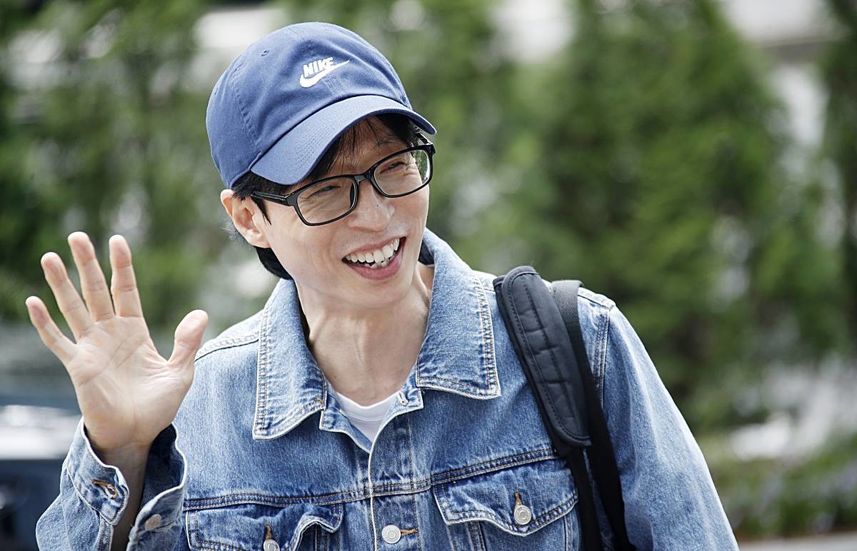 방송인 유재석이 '싱크로유' 녹화를 위해 2024년 4월 16일 서울 영등포구 KBS에 도착해 인사를 하고 있다 / 뉴스1