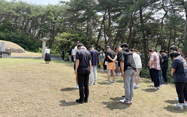 도내 단체운동 학교운동부 지도자들이 청백리 박수량 선생 백비에 묵념을 올리며 청렴의 의미를 되새기고 있다.