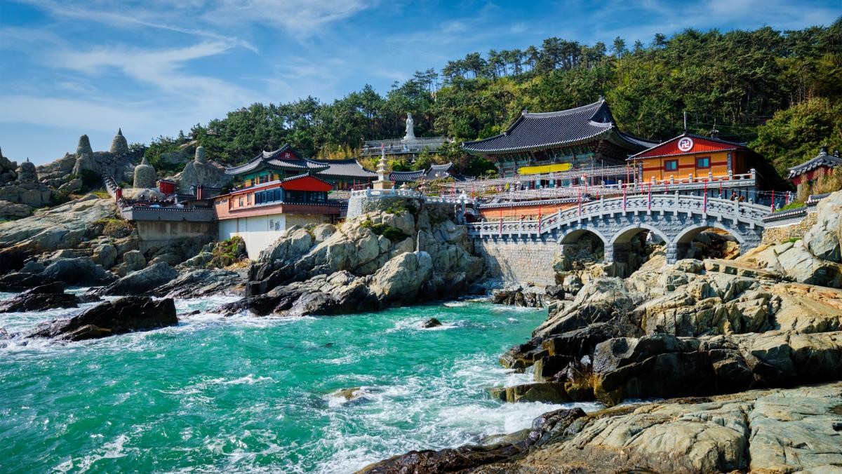 한국관광 100선에 선정된 부산 기장군에 위치한 '해동용궁사'. / Dmitry Rukhlenko-shutterstock.com