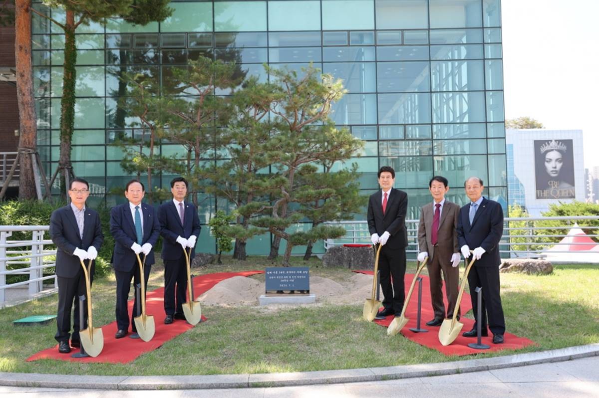 기념식에 앞서 시청 내 연오랑세오녀상 옆에 통합 30주년을 기념하는 해송을 식수하는 행사가 열렸다. (왼쪽부터 나주영 포항상공회의소 회장, 진병수 전 포항시의회 의장, 김일만 포항시의회 의장, 이강덕 포항시장, 박기환 전 포항시장, 박만천 시민상 수상자 회장)