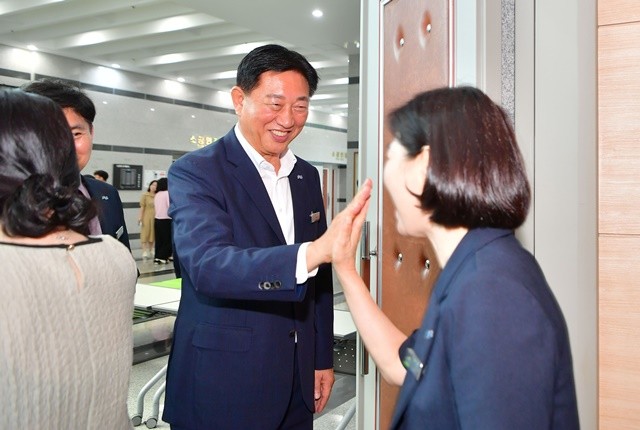 김한종 장성군수가 정례조회 이후 공직자들과 하이파이브를 나누고 있다.