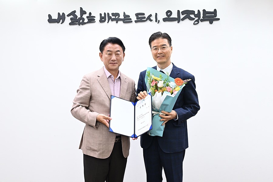 김동근 시장이 7월 1일 공식 출범한 의정부도시교육재단의 이성 대표이사와 함께 기념사진을 찍고 있다