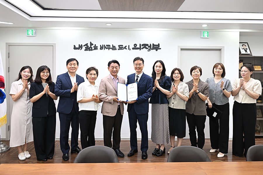 김동근 시장이 7월 1일 공식 출범한 의정부도시교육재단의 이성 대표이사를 비롯한 관계자들과 함께 기념사진을 찍고 있다