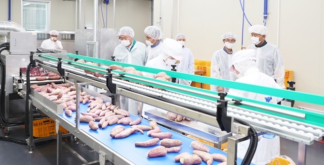 융복합센터에서 장비 시연하고 있는 김산 군수