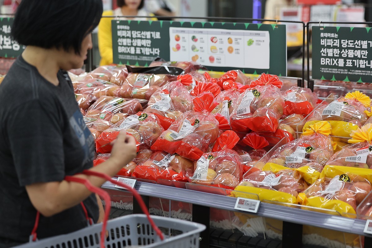 마트에 진열된 사과를 둘러보는 시민 / 뉴스1