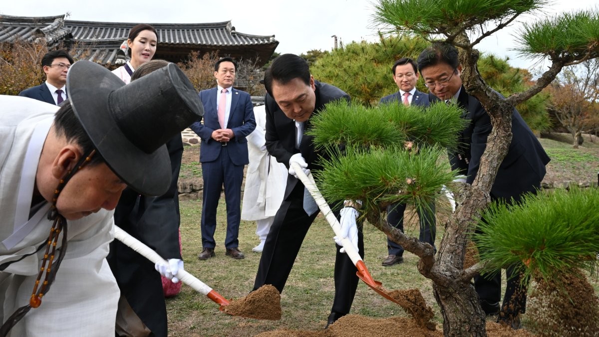 윤석열 전 대통령이 현직이었던 지난 2023년 10월 27일 경북 안동시 병산서원에서 열린 유림간담회에 참석한 가운데 간담회를 마치고 유림들과 기념식수를 식재하고 있다. / 연합뉴스