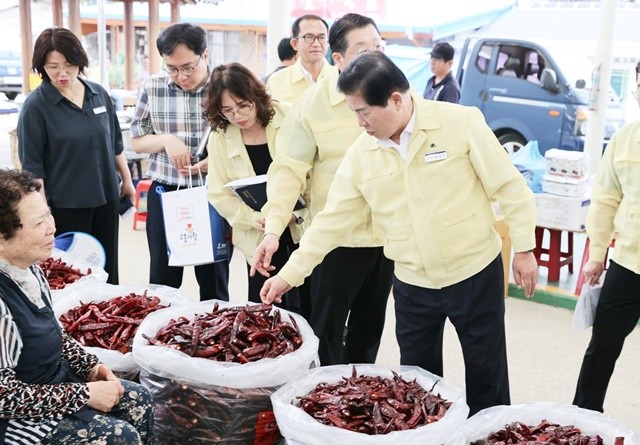 공영민 고흥군수가 지난 1일 동강전통시장을 찾아 상인과 대화를 나누며 농산물 가격 동향을 살펴보고 있다.