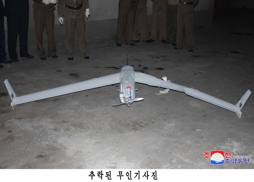 지난해 10월 북한이 평양에서 한국군에서 운용하는 드론과 동일 기종의 무인기 잔해를 발견했다고 주장하며 공개한 사진. / 조선중앙통신