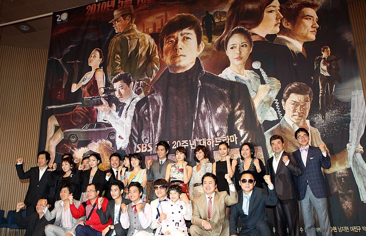 2010년 5월 4일 오후 목동 SBS에서 열린 SBS 창사 20주년 대하드라마 '자이언트' 제작 보고회에 참석한 출연배우들이 포즈를 취하고 있다 / 연합뉴스