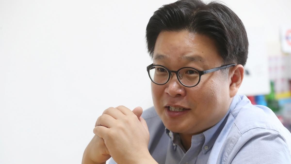 KBS '천상의 컬렉션' 시즌2 출연 앞둔 서경덕 교수가 2017년 서울 성북구 성신여대 서 교수 연구실에서 인터뷰를 진행하고 있는 모습. / 연합뉴스