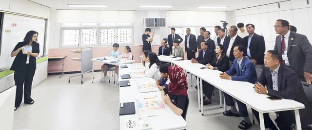 캄보디아 방문단이 2일 영암 대불초등학교를 찾아 한국어 학급 수업 현장을 참관하고 있다.