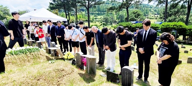 추모객들이 이한열 열사의 묘비 앞에 헌화하며 그를 향한 애틋한 마음과 민주주의에 대한 다짐을 다시 한 번 되새겼다.
