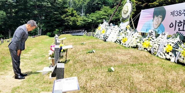 강기정 광주시장이 이한열 열사의 묘비 앞에 헌화하며 그를 향한 애틋한 마음과 민주주의에 대한 다짐을 다시 한 번 되새겼다.