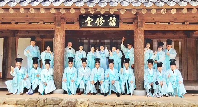 광주 시민단체 ‘포럼소통과교류’와 부산의 ‘포럼신사고’가 주관한 ‘2025 영호남교류 합동포럼’이 5일부터 6일까지 광주시 광산구 박뫼길의 ‘더아람’에서 성황리에 개최됐다. 회원들이 월봉서원에서 유생복을 입고 기념촬영을 하고있다.