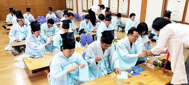 광주 시민단체 ‘포럼소통과교류’와 부산의 ‘포럼신사고’가 주관한 ‘2025 영호남교류 합동포럼’이 5일부터 6일까지 광주시 광산구 박뫼길의 ‘더아람’에서 성황리에 개최됐다.참석자들이 유생복을 입고 체험을 하고있다.