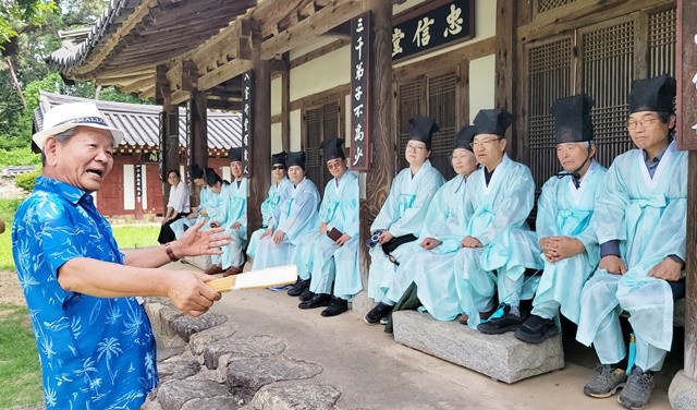 광주 시민단체 ‘포럼소통과교류’와 부산의 ‘포럼신사고’가 주관한 ‘2025 영호남교류 합동포럼’이 5일부터 6일까지 광주시 광산구 박뫼길의 ‘더아람’에서 성황리에 개최됐다. 참석자들이 월봉서원에서 해설사의 설명을 듣고 있다.