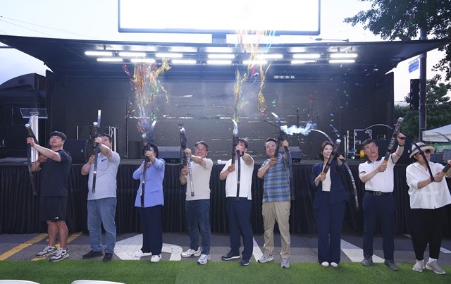 강기정 광주광역시장이 지난 5일 오후 동구 5·18 민주광장에서 열린 '광주2025현대세계(장애인)양궁선수권대회’ 성공 개최 기원 시·도민 페스티벌 걷기행사에서 참석해 내빈들과 퍼포먼스를 하고 있다./광주광역시 제공