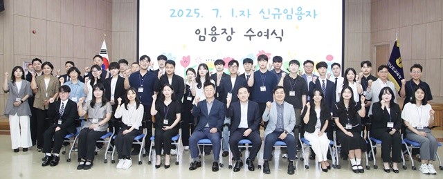 7월 1일자 신규 임용된 지방공무원들과 전남교육청 관계자들이 임용장 수여식을 마친 뒤 기념촬영 하고 있다.