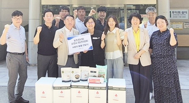 지난 2일 순천시 왕조청년회와 왕조1동 관계자들이 식료품 꾸러미 세트 전달식을 진행하고 기념사진을 촬영하고 있다(1열 좌측에서 3번째 정철우 회장)