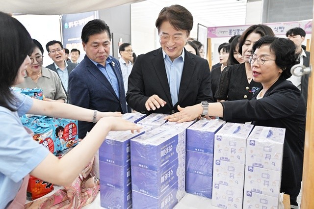 김이강 광주 서구청장이 4일 서구청 1층에서 열린 'MBTI 기부챌린지 바자회'에서 직원기부물품 부스와 천원국시, 김밥 등 먹거리 부스를 살펴보고 있다. 광주 서구 제공