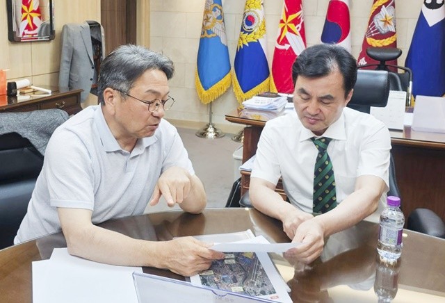강기정 광주광역시장이 7일 국방부청사에서 안규백 국방부장관 후보자를 찾아 민·군 통합공항 이전에 대해 논의하고 있다. /광주광역시 제공