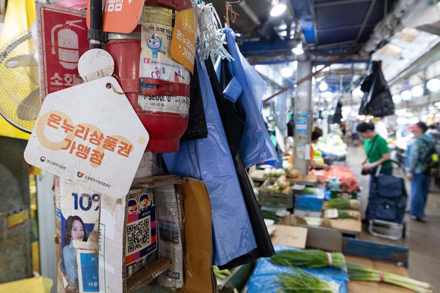 정부가 '민생회복 소비쿠폰 1차 지급계획'을 발표하고 오는 21일부터 전 국민을 대상으로 소비쿠폰 지급을 시작한다. 지급액은 1인당 기본 15만 원이며, 저소득층과 비수도권 주민에게는 최대 45만 원까지 지급된다. 이번 소비쿠폰 사업은 소비 진작과 소득 지원, 지역 균형발전이라는 세 가지 목표를 반영해 추진된다. 소비쿠폰은 신용·체크카드, 선불카드, 지역사랑상품권 중 선택해 지급되며, 사용기한은 11월 30일까지다. 6일 서울시내의 한 전통시장에 온누리상품권 사용 안내가 게시돼 있다. / 뉴스1