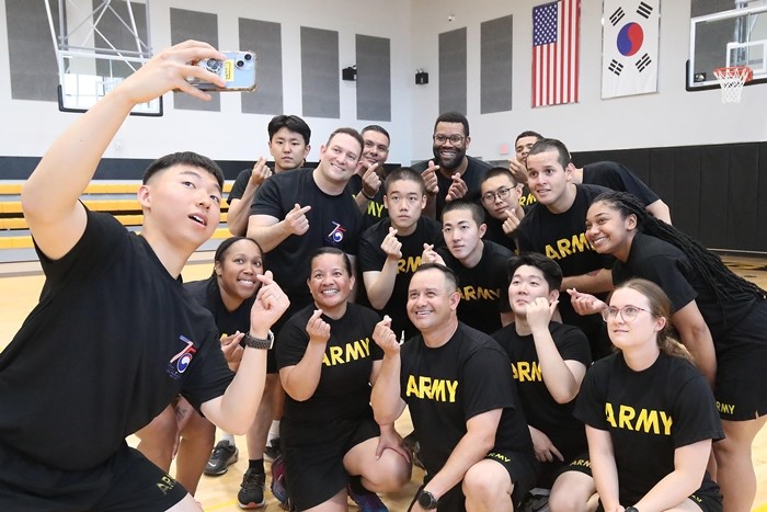 '한미 친선 주간'을 맞아 지난달 10일 오전 대구 남구 캠프워커에서 열린 체육대회에 참가한 카투사 장병과 미군이 배구 경기를 마친 뒤 기념촬영을 하고 있다. 주한미군 제19지원사령부에 따르면 이 행사는 스포츠와 다양한 문화 교류를 통해 한미 장병의 전우애와 친목을 다지기 위해 지난 1978년 처음 시작돼 지금까지 이어지고 있다. / 뉴스1