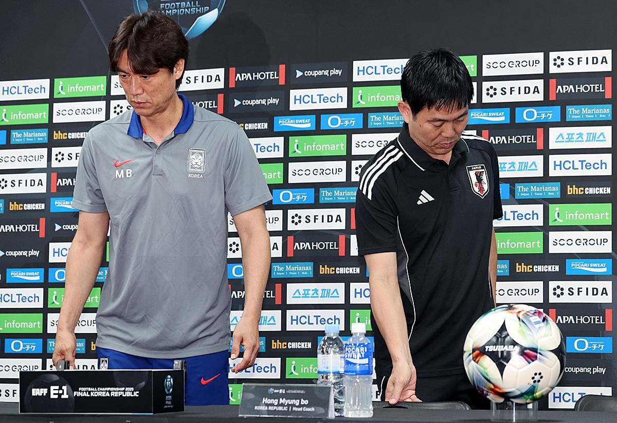 대한민국 홍명보 감독(왼쪽)과 일본 모리야스 하지메 감독이 지난 6일 오후 경기도 용인미르스타디움에서 열린 2025 동아시아축구연맹(EAFF) E-1 챔피언십 남자부 공식 기자회견에 참석하고 있다 / 뉴스1