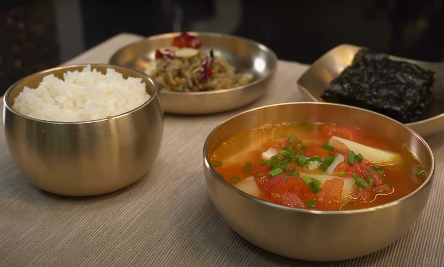 토마토 감자국으로 차린 한식.  /  ‘JUNTV’ 유튜브
