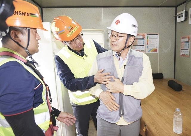 강기정 광주광역시장이 9일 오후 서구 금호지구입구 사거리 도시철도2호선 1단계 건설 현장을 방문해 폭염 대처 장비인 냉조끼를 착용해 보고 있다./광주광역시 제공