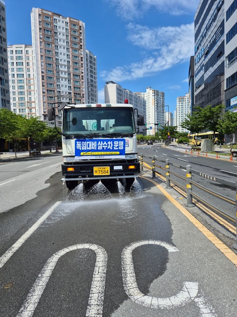 살수차를 동원해 폭염에 대비하고 있다 / 예천군 제공