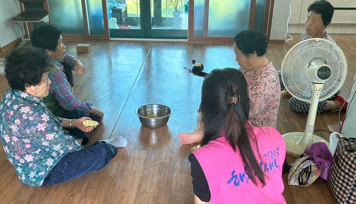 무더위 쉼터에서 폭염대비 예방 홍보활동을 하고 있다 / 예천군 제공
