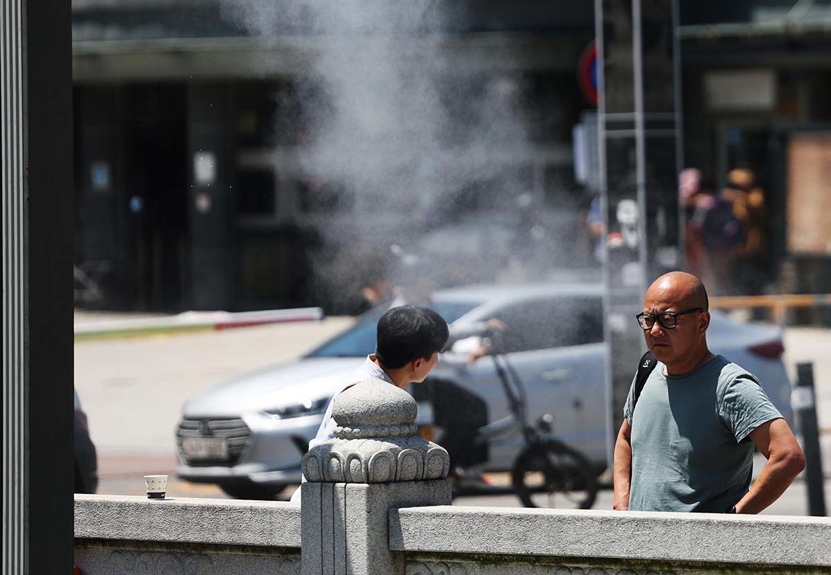 연일 폭염이 이어지고 있는 11일 경기 수원시 팔달구 지동교에서 쿨링포그가 가동되고 있다. / 뉴스1