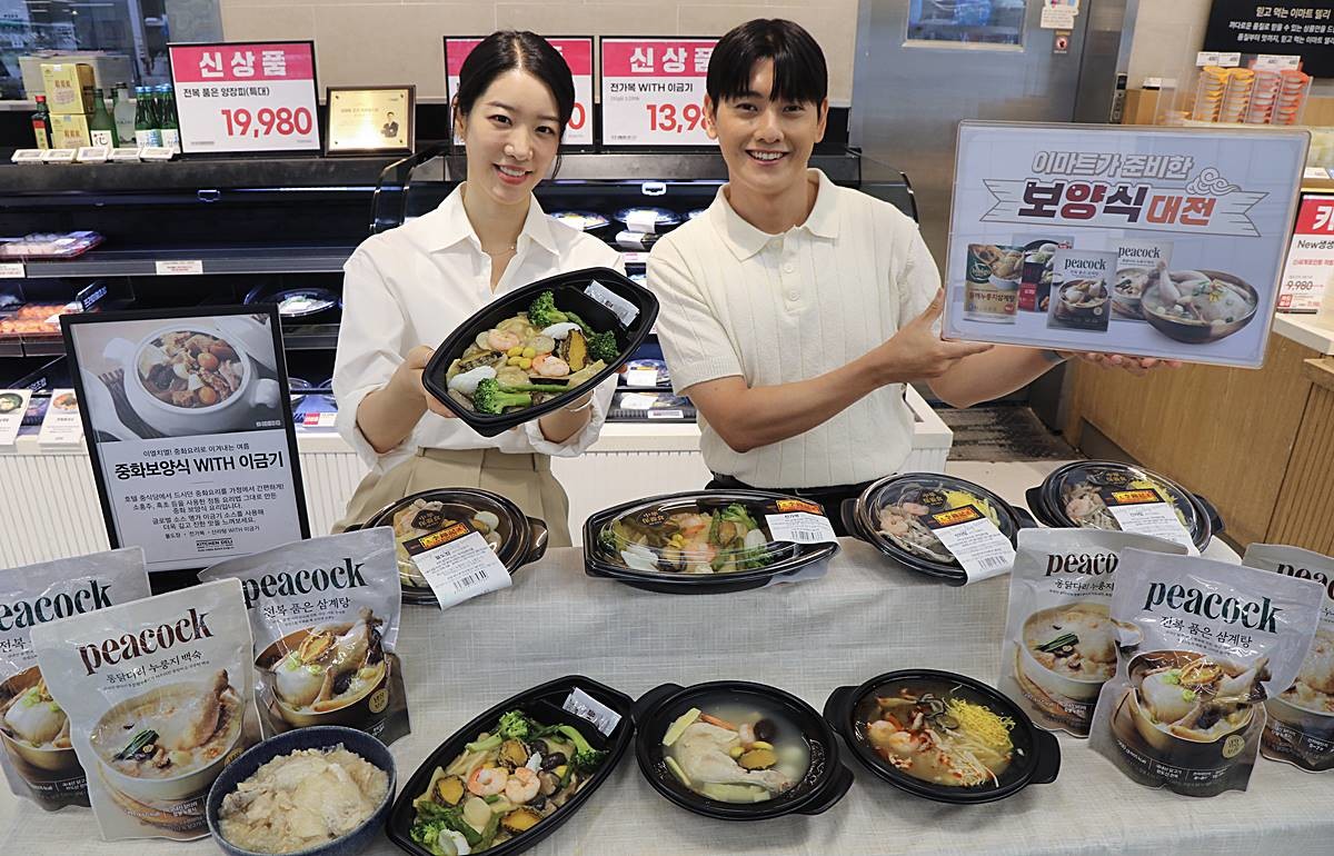 이마트가 초복을 맞이해 불도장·전가복·산라탕 등 고급 중화 보양요리를 새롭게 선보였다고 10일 밝혔다. 10일 서울 용산구 이마트 용산점에서 모델들이 이색 초복 대전 상품을 소개하고 있다 / 뉴스1, 이마트 제공